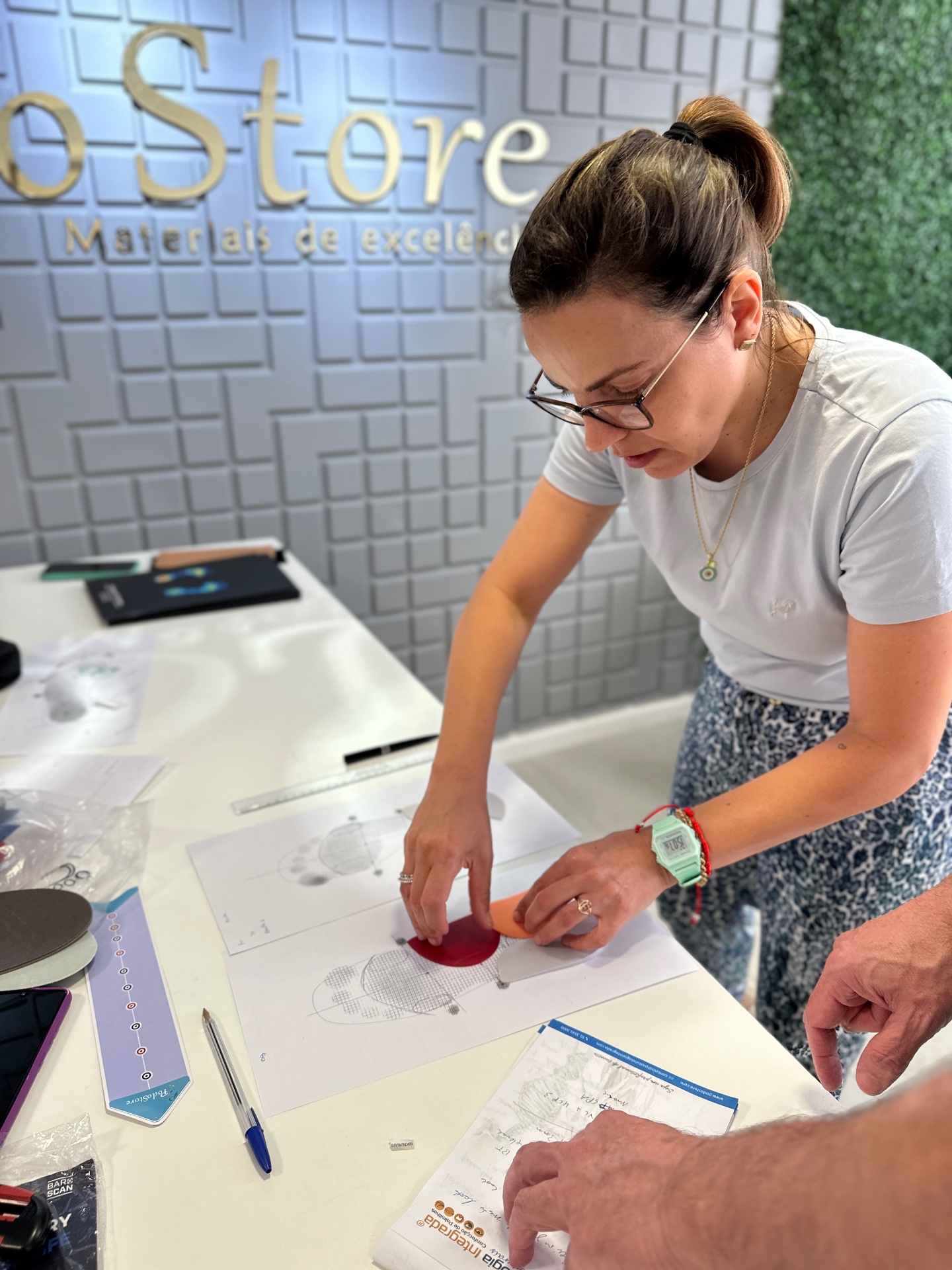 Aluna fabricando palmilha personalizada na prática hands-on