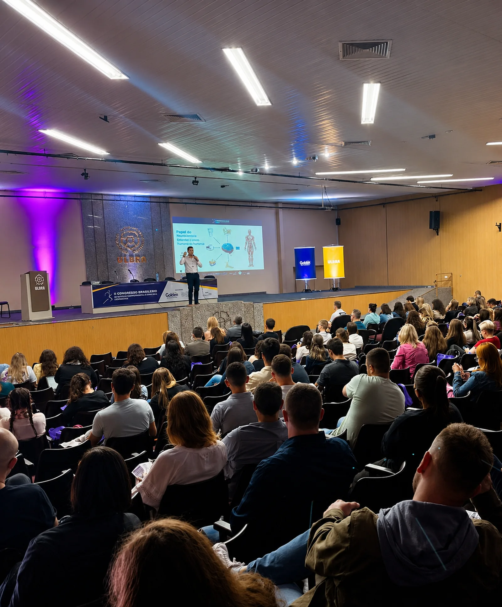 Christofer Rocha palestrando para auditório lotado no Congresso Brasileiro de Práticas Complementares ULBRA